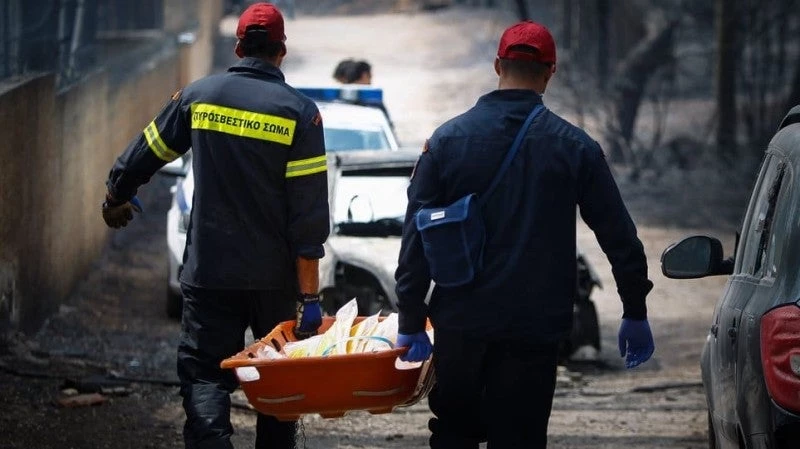 Σαν αρχαία τραγωδία: Πατέρας και γιος βρέθηκαν απανθρακωμένοι αγκαλιά – Η αποκάλυψη γνωστού τραγουδιστή που συγκλονίζει